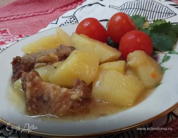 Говядина, тушеная с луком и картофелем