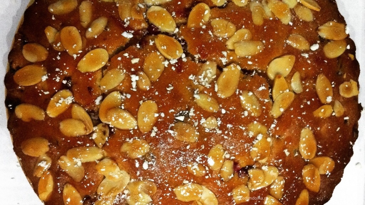 Сметанный кекс с ягодами и миндалем