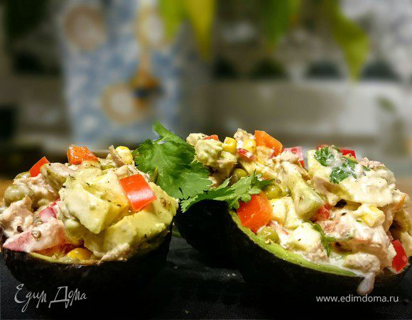 Авокадо, фаршированный салатом из тунца 