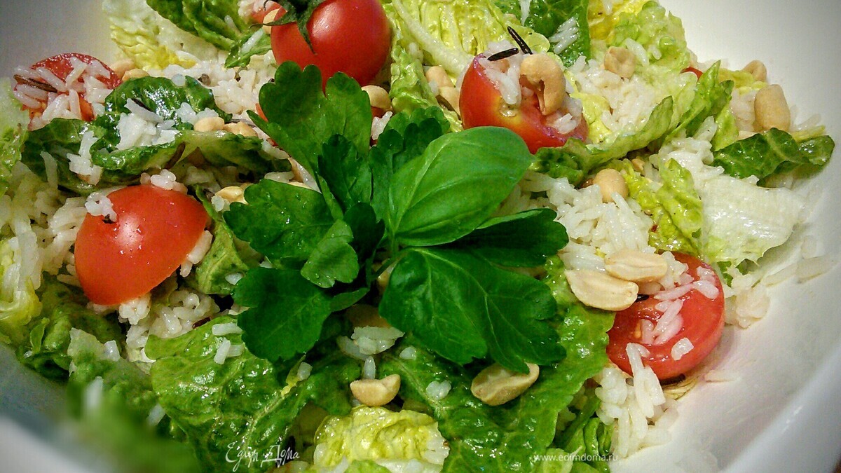 Рисовый салат с помидорами и арахисом