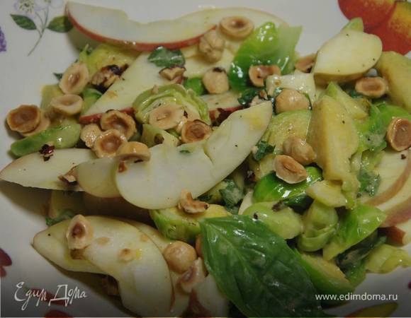 Салат из брюссельской капусты с яблоком и орехами Салат из брюссельской капусты с яблоком и орехами