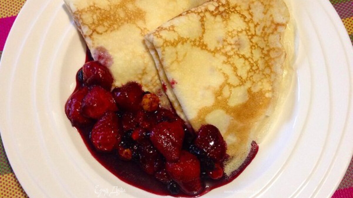 Блинчики с кремом из маскарпоне и фламбированные ягоды