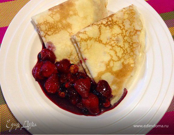 Блинчики с кремом из маскарпоне и фламбированные ягоды Блинчики с кремом из маскарпоне и фламбированные ягоды