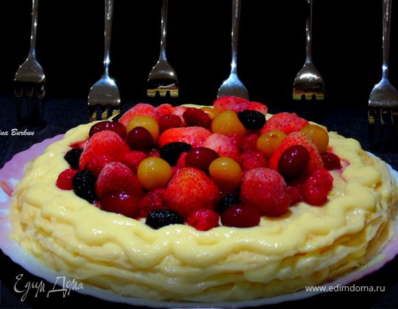Блинный торт с заварным кремом и ягодами Блинный торт с заварным кремом и ягодами