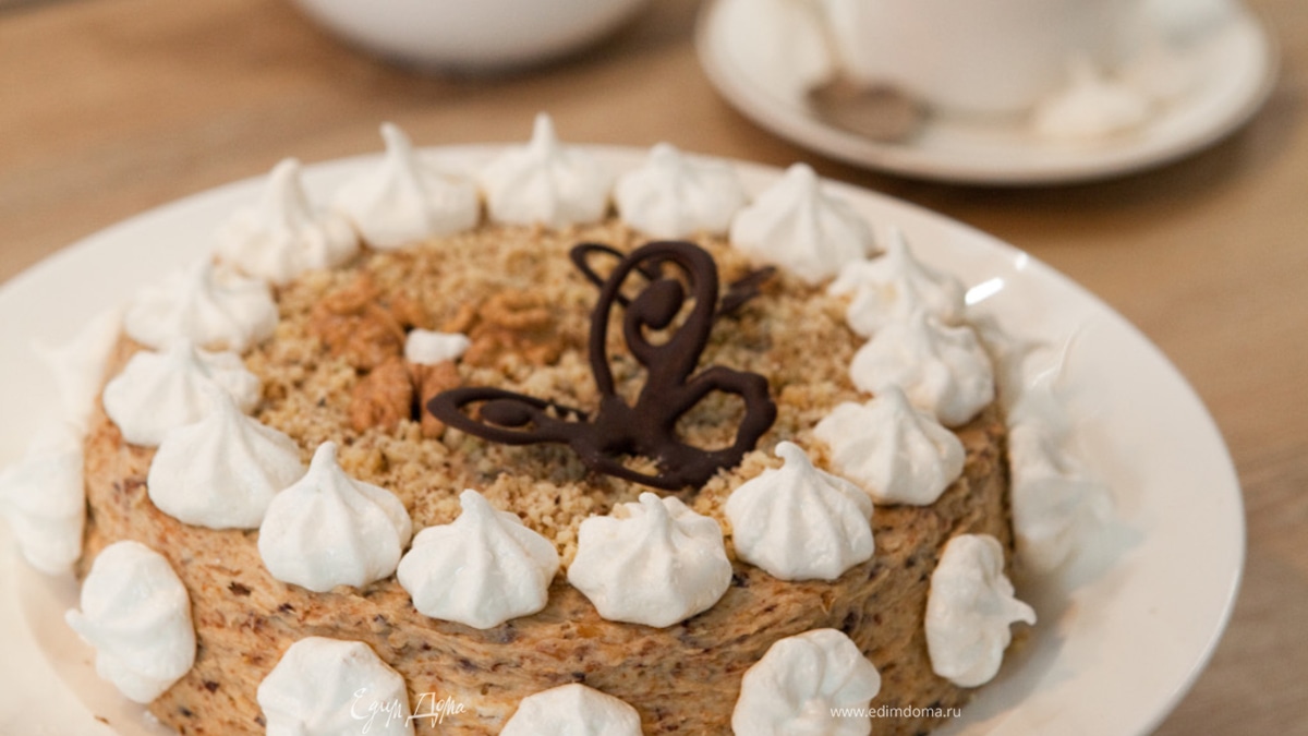 Торт безе с черносливом и инжиром