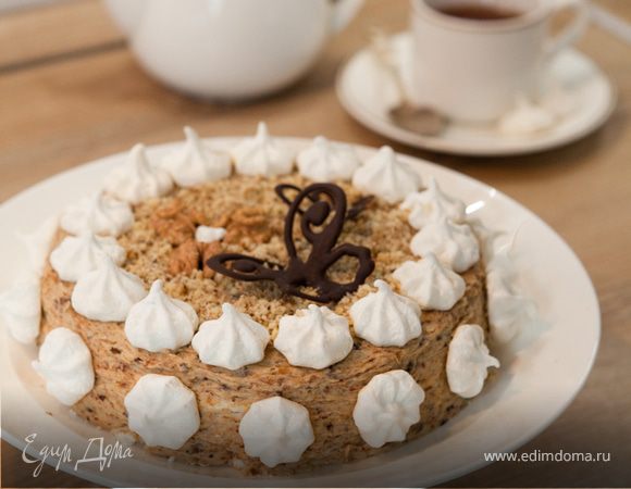 Торт безе с черносливом и инжиром Торт безе с черносливом и инжиром