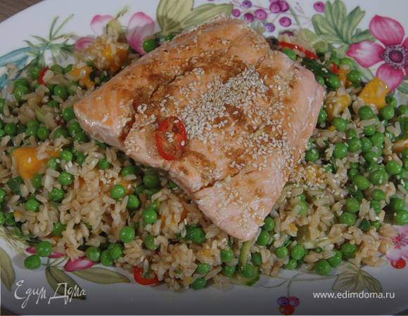 Салат из бурого риса с семгой и манго 