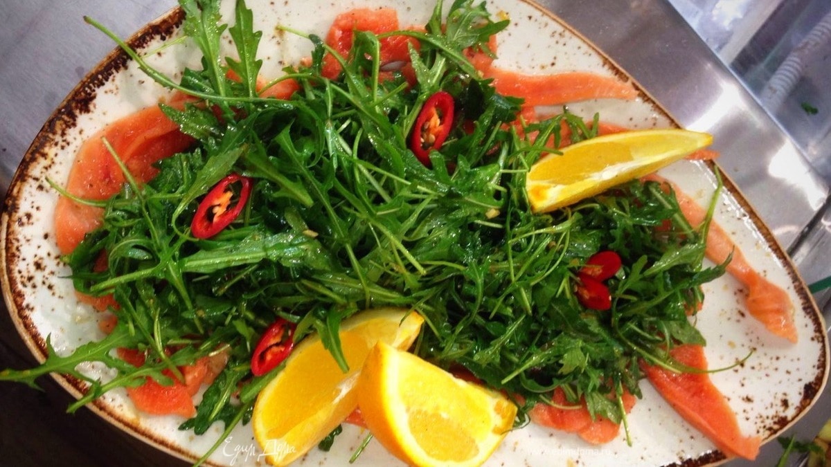 Теплое карпаччо из чавычи с руколой в апельсиновой заправке