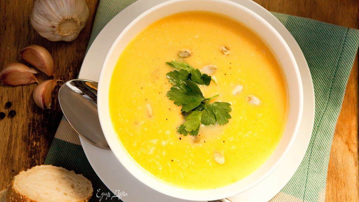 Крем-суп из тыквы с сухариками и тыквенными семечками