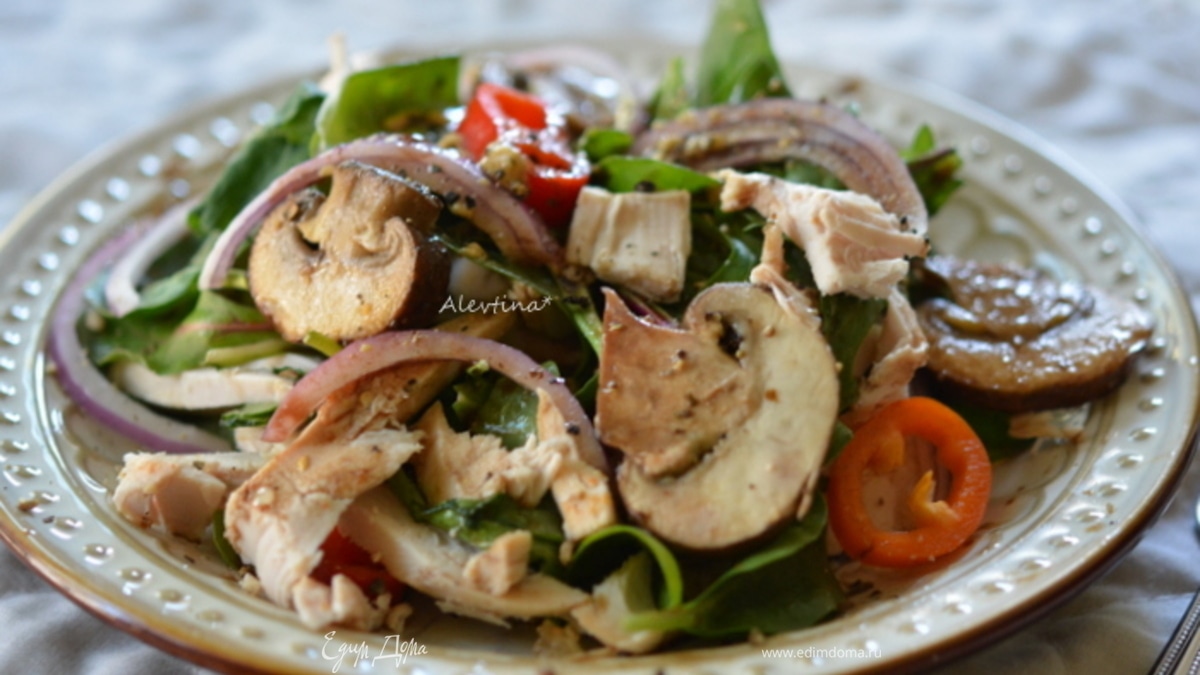 Салат с шампиньонами и курицей с бальзамической заправкой