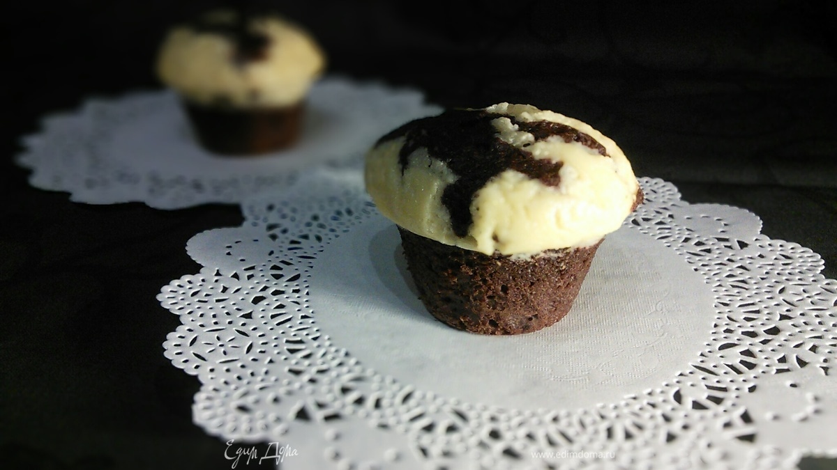 Шоколадные маффины под сливочной шапочкой