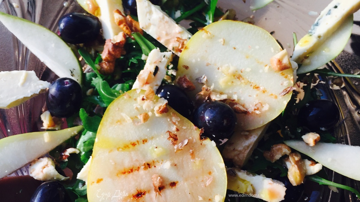 Легкий салат из сыра с плесенью