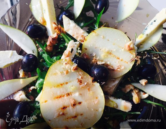 Легкий салат из сыра с плесенью 