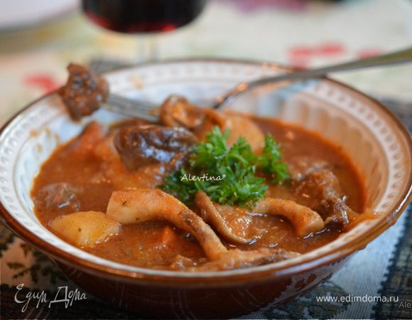 Тушеная говядина с грибами шиитаке и овощами Тушеная говядина с грибами шиитаке и овощами