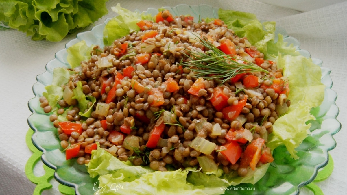 Теплый салат с чечевицей