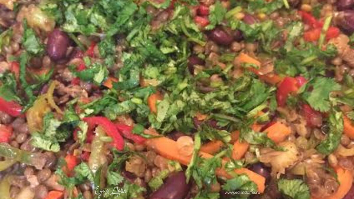 Теплый салат с чечевицей