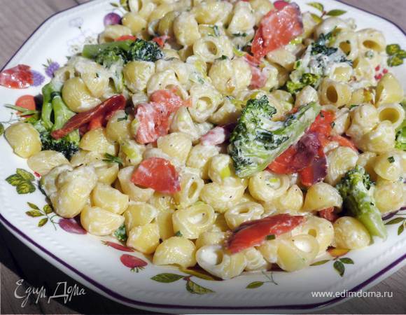 Паста с копченой семгой, пореем и брокколи 