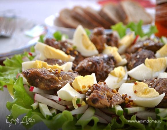 Салат из редиса и огурцов с куриной печенью
