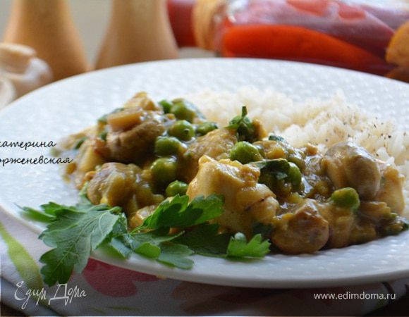 Карри с курицей, грибами и горошком