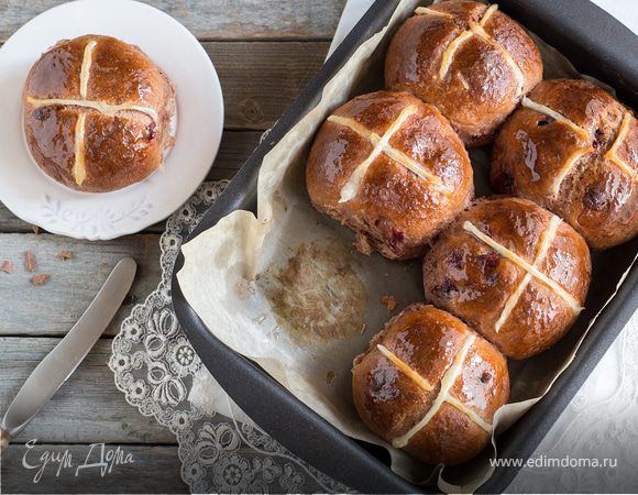 Английские крестовые булочки с шоколадом и вишней Английские крестовые булочки с шоколадом и вишней