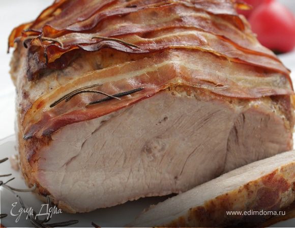 Буженина, запеченная в беконе с розмарином