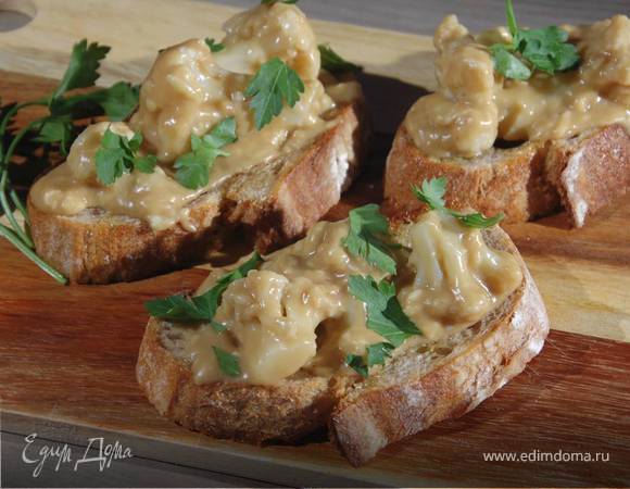 Тосты с цветной капустой в сырном соусе 