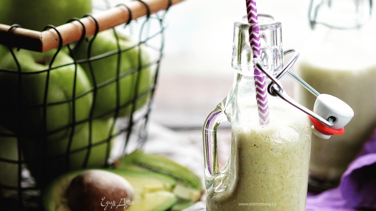 Питательный смузи из яблок, банана, авокадо и орехового молока