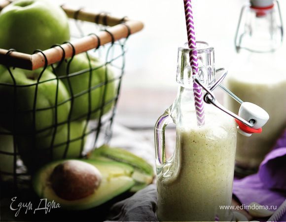 Питательный смузи из яблок, банана, авокадо и орехового молока Питательный смузи из яблок, банана, авокадо и орехового молока