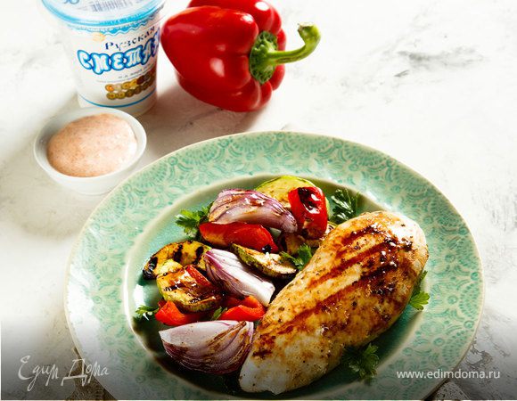 Куриное филе в кефирном маринаде с овощами на гриле Куриное филе в кефирном маринаде с овощами на гриле