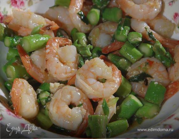 Спаржа с креветками и имбирной заправкой 