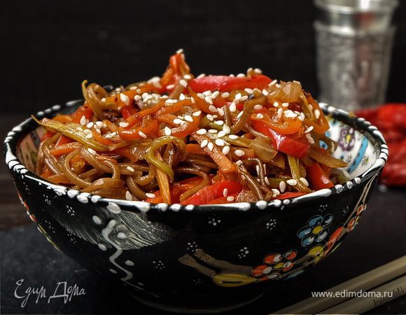 Гречневая лапша, приготовленная в воке, с соусом «Якисоба»