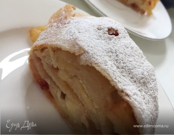 Яблочно-сливовый штрудель с ванильным соусом Яблочно-сливовый штрудель с ванильным соусом