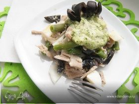 Салат с мясом, оливками и соусом песто из черемши