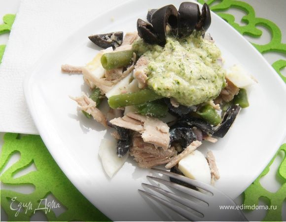Салат с мясом, оливками и соусом песто из черемши