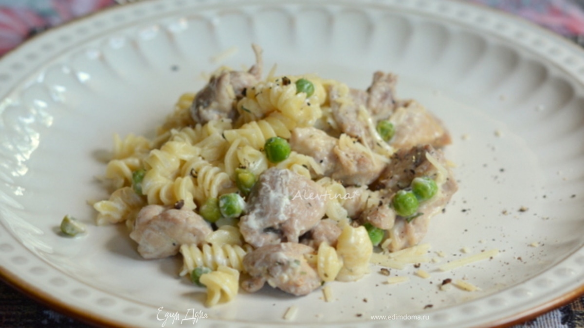 Куриные грудки с пастой и зеленым горошком
