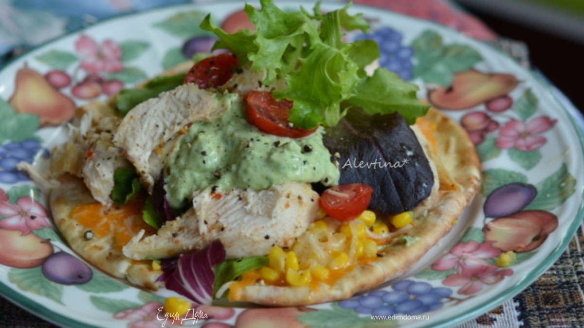Лепешка с курицей и соусом из авокадо