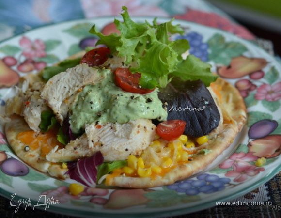 Лепешка с курицей и соусом из авокадо Лепешка с курицей и соусом из авокадо
