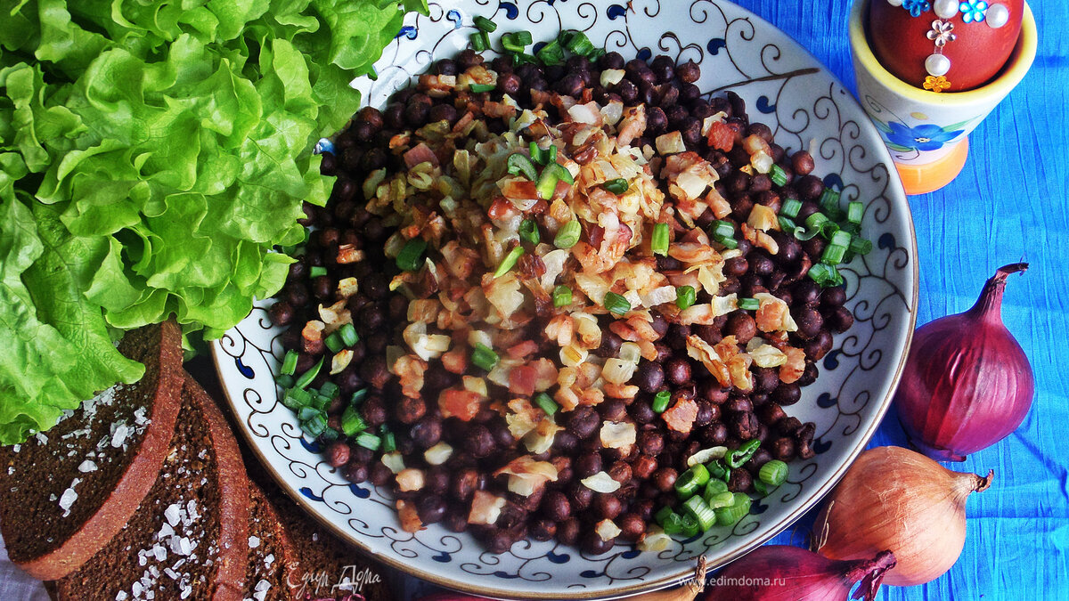 Серый горох с луком и беконом