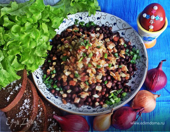 Серый горох с луком и беконом