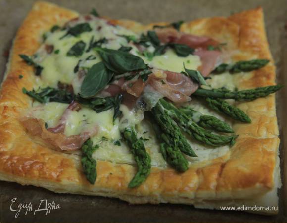 Тарт со спаржей, ветчиной и пармезаном 