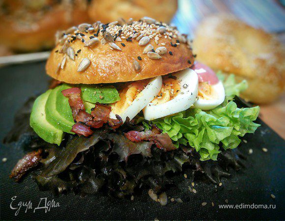 Бублики с яйцами, авокадо  и соусом «карри»