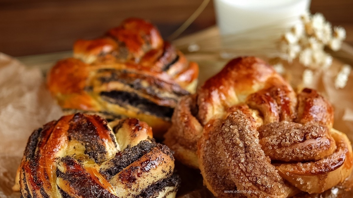 Сдобные булочки-плетенки с маком и корицей