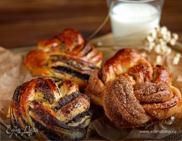 Сдобные булочки-плетенки с маком и корицей Сдобные булочки-плетенки с маком и корицей