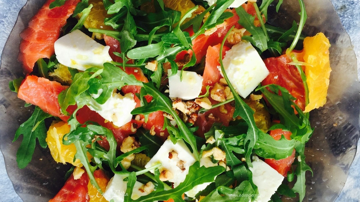 Салат с руколой и лососем