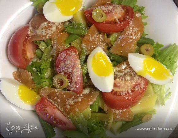 Салат с картофелем, помидорами и слабосоленой семгой