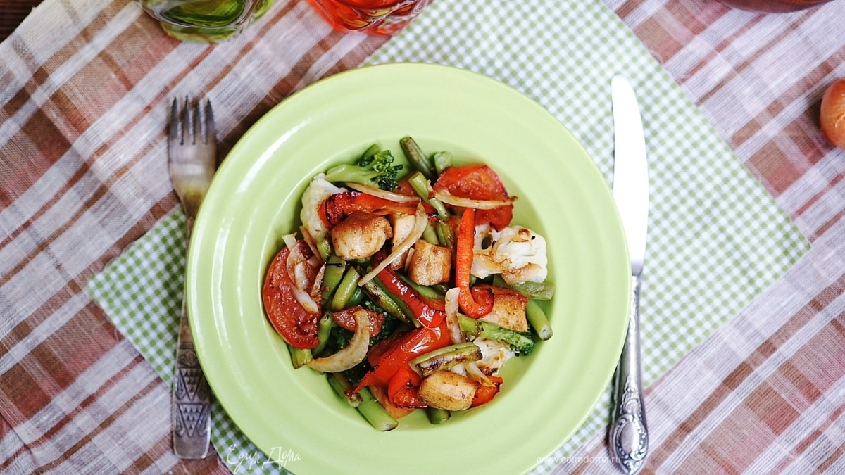 Жареная курица с овощами