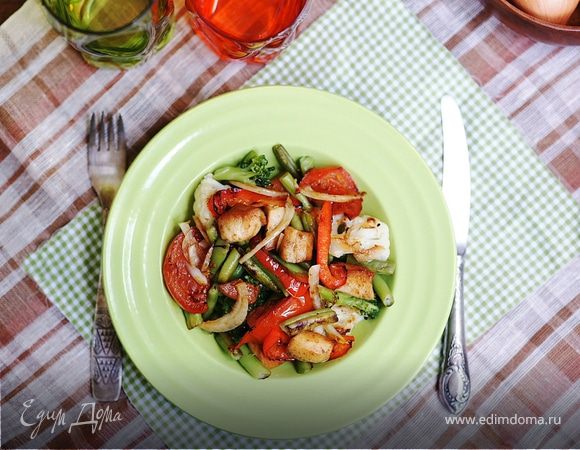 Жареная курица с овощами