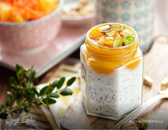 Чиа-пудинг с манговым пюре, апельсиновыми цукатами и фисташками Чиа-пудинг с манговым пюре, апельсиновыми цукатами и фисташками