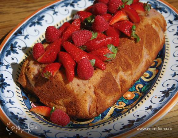 Малиновый кекс с ягодным соусом