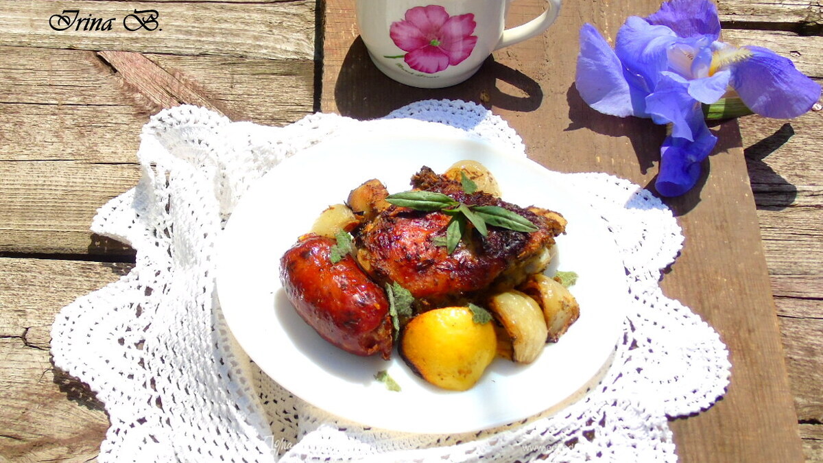 Курица с колбасками, луком и шалфеем
